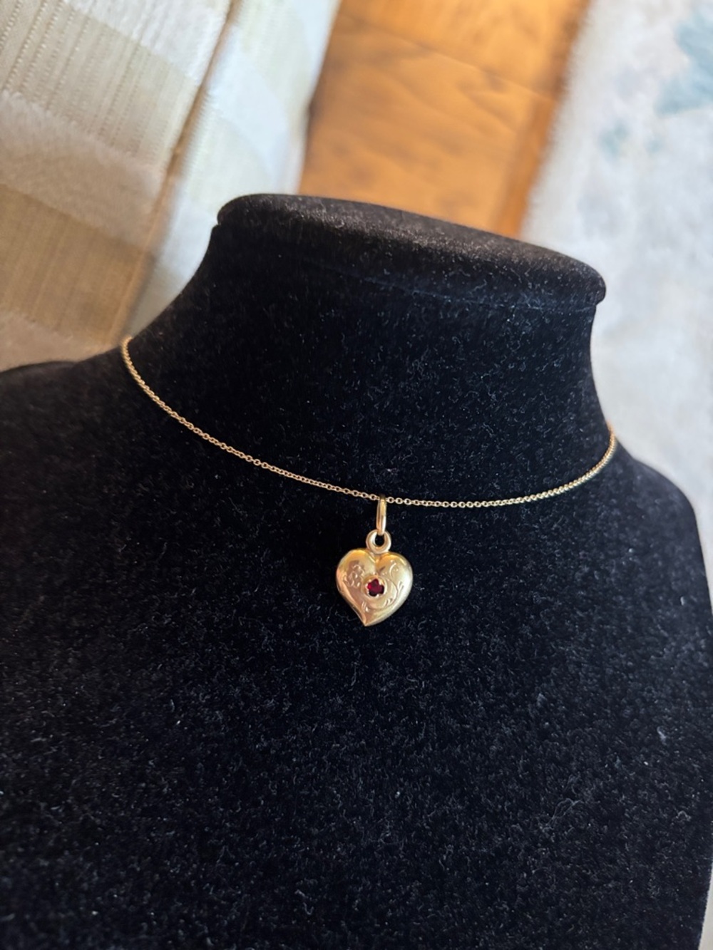 18K Vintage Gold Heart Pendant with Red Stone - Picture 2 of 6